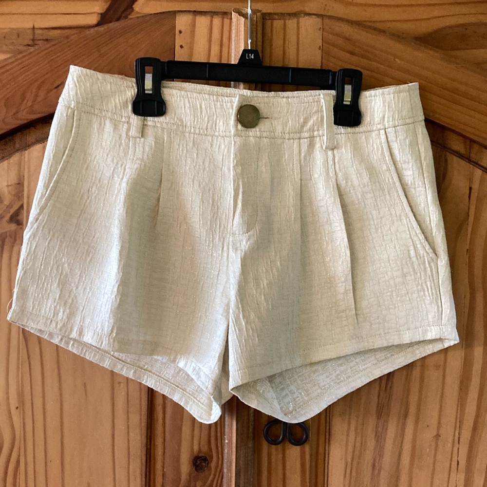 Women’s Emmelee cream gold pleated dressy shorts size 4